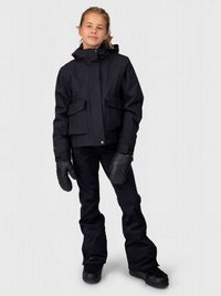 Svart vanntett jakke med høy krage, to frontlommer og glidelåslukking. Brukes med svarte snøbukser og hansker. Elegant design.