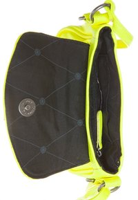 Borsa a spalla gialla neon con interno nero. Dotata di chiusura a scatto magnetico, tasca interna con zip e motivo floreale sulla fodera.