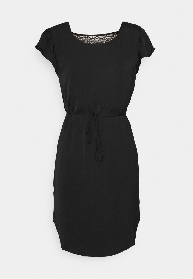 Svart klänning med fyrkantig halsringning och spetsdetaljer, korta ärmar, en åtdragen midja med knytning och en något böjd nederkant.