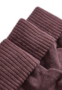 Stickad lila tyg med ribbad textur, som har varierande tjocklek och en mjuk finish. Visar veck och har ett mysigt utseende.