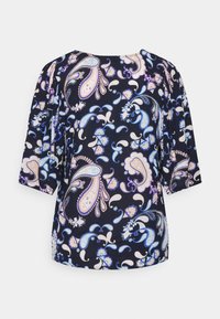 Blusa navy com padrão paisley em azul, rosa e branco. Apresenta mangas três quartos e decote arredondado. Textura de tecido suave.