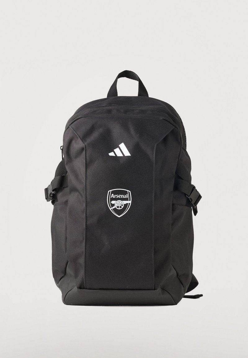 Μαύρο σακίδιο πλάτης Adidas με το έμβλημα του ποδοσφαιρικού συλλόγου Arsenal, πλαϊνές συμπιεστικές λουριά και επάνω χειρολαβή σε μονόχρωμο φόντο.
