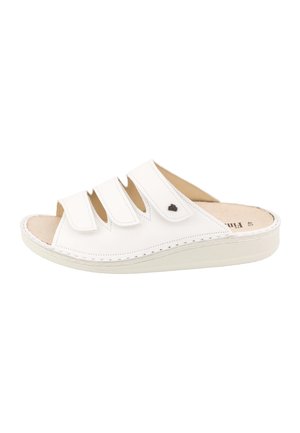 Sandale blanche à bout ouvert avec trois sangles Velcro réglables et semelle rembourrée, vue de côté sur fond blanc.