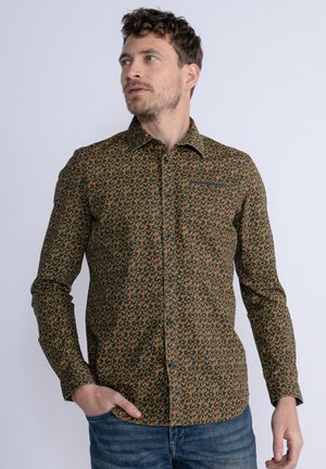 Camisa de manga larga en verde oscuro con un patrón abstracto en naranja y marrón. Presenta un cuello clásico y una tapeta de botones para el cierre.