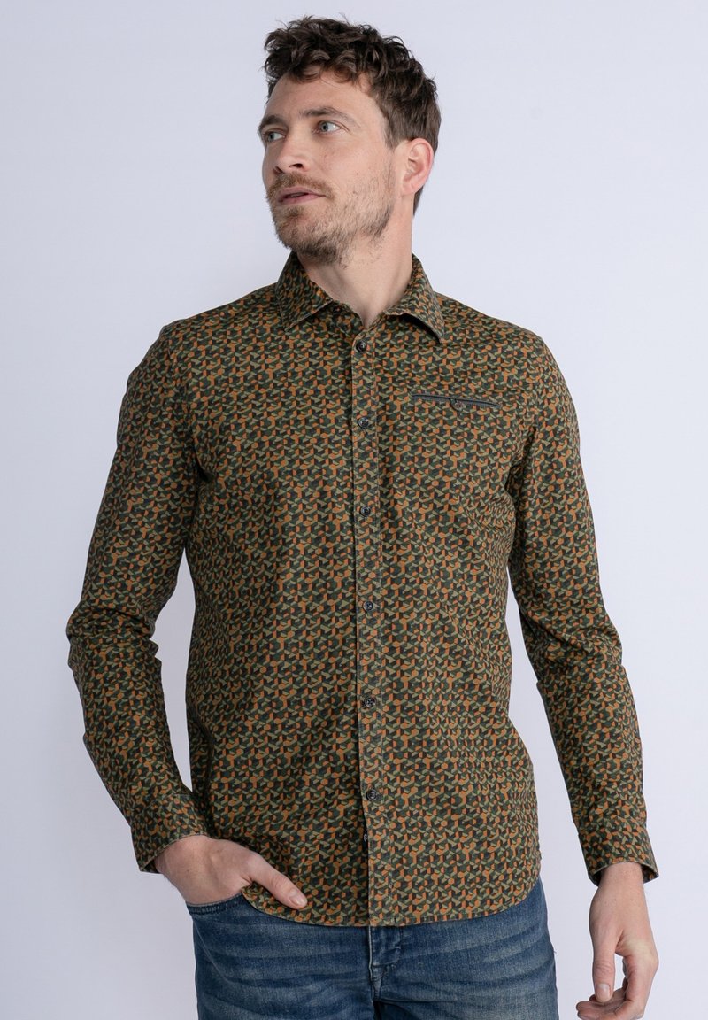 Donkergroene blouse met lange mouwen en een abstract patroon in oranje en bruin. Voorzien van een klassieke kraag en een knopenlijst voor de sluiting.