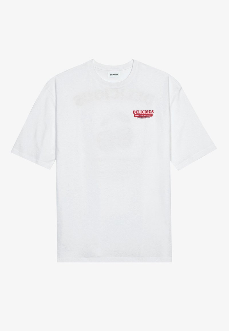 T-shirt en coton blanc avec des manches courtes, un col rond et un design de texte imprimé rouge affichant "FRUIT RAFRAÎCHISSANT ET DÉLICIEUX" sur la poitrine.