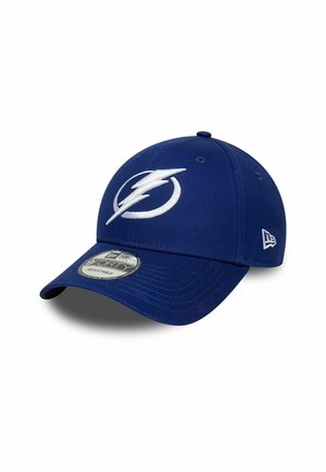 Cappellino da baseball blu in tessuto, con logo a fulmine bianco ricamato. Cinturino regolabile, visiera di media grandezza, design strutturato.