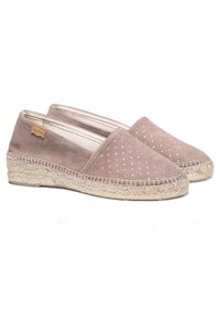 Espadrilles in suede marrone chiaro con suola in juta cucita, caratterizzate da borchie decorative in argento davanti e un accento con logo di lato.