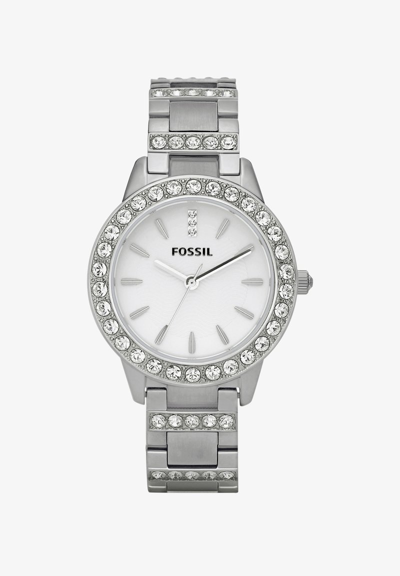 Montre en acier inoxydable argenté avec un cadran circulaire, un cadran blanc et une lunette ornée de cristaux. Présente des marqueurs d'heure argentés et des maillons.