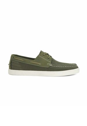 Chaussure bateau homme vert olive avec tige en mesh, détails lacets, coutures blanches et semelle en caoutchouc blanche, vue de profil latéral.