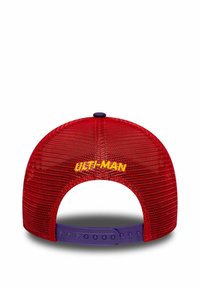 Rote Netz-Baseballmütze mit einem lila verstellbaren Riemen, mit "ULTI-MAN" in Gelb auf der Rückseite gestickt.