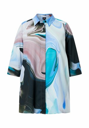 Chemise à manches longues avec boutons, présentant des motifs abstraits marbrés dans des tons de bleu, noir, blanc et rose.