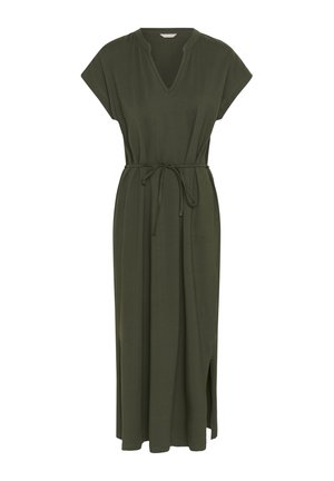 Vestido largo de color verde oliva con mangas cortas, escote en V, cinturón de lazo en la cintura y abertura lateral en el lado derecho.