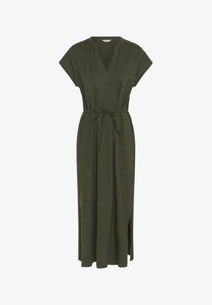 Vestido largo de color verde oliva con mangas cortas, escote en V, cinturón de lazo en la cintura y abertura lateral en el lado derecho.