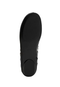 Suela de zapato de goma negra con una superficie lisa y patrones texturizados para un mejor agarre; forma curva; presenta un tacón redondeado y detalles laterales.