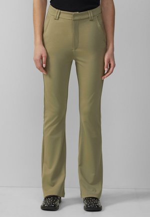 Pantalons beiges ajustés avec une texture lisse, coupe droite et passants de ceinture, dotés de poches latérales pour la fonctionnalité.
