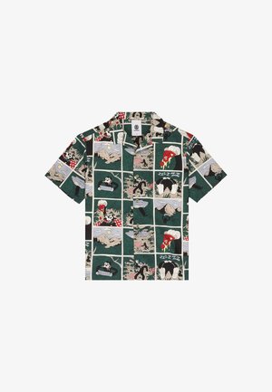 Overhemd met korte mouwen en knopen met comic-stijl panelen waarop een cartoonfiguur, pizzapunten, bergen en buitenscènes in groene en beige tinten te zien zijn.