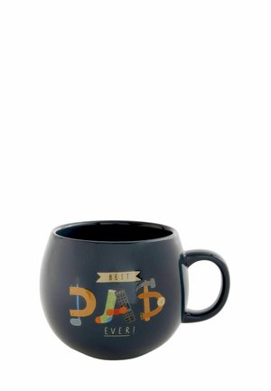 Czarny kubek z uchem i kolorowymi literami tworzącymi "DAD" z użyciem narzędzi i przedmiotów, powyżej tekstu napisane jest "BEST", a poniżej "EVER!"
