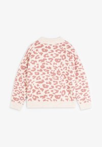 Gestickter Pullover mit einem weichen, cremefarbenen Hintergrund, der ein pinkfarbenes Leopardenmuster zeigt. Rippenkragen und -bündchen, lange Ärmel und lässige Passform.