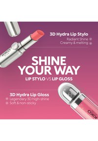 Silberner 3D Hydra Lip Stylo mit Korallton und pinkem 3D Hydra Lip Gloss mit funkelndem Glanz, präsentiert auf lila-pinkem Hintergrund.