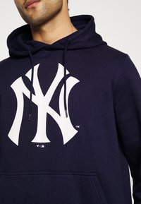 Fanatics MLB NEW YORK YANKEES ESSENTIALS CREST GRAPHIC HOODIE - Kapuutsiga pusa - navy