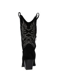 Botín de ante negro con patrón de estrellas bordado, tiradores traseros y tacón cuadrado medio. Presenta un acabado liso y texturizado.