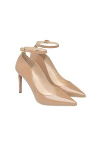 Scarpe col tacco alto in pelle lucida color nude, con punta affilata e cinturino alla caviglia, dotate di una fibbia dorata e di un sottile tacco a spillo.