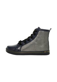 Baskets hautes en cuir bleu marine avec des panneaux texturés gris, lacets noirs et une semelle noire cloutée pour ajouter du détail.