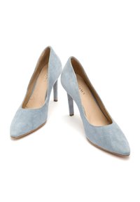 Jasnoniebieskie zamszowe szpilki z wysokim obcasem, zakończone spiczastym noskiem i gładkim wnętrzem. Charakteryzują się smukłym obcasem i minimalistycznym designem.