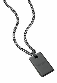 Ciondolo in metallo nero a forma di targhetta per cani, attaccato a una catena nera spessa. Presenta un logo alato inciso su una superficie rettangolare liscia.