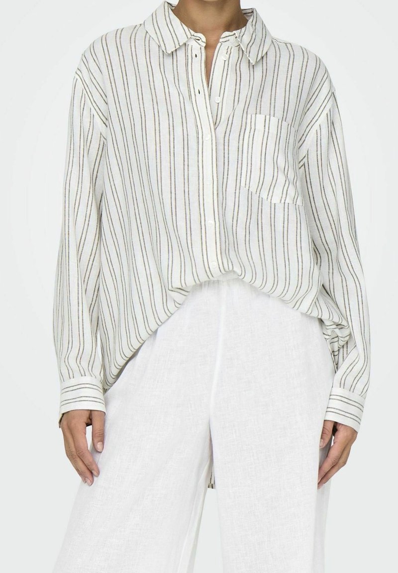 Camicia a righe in tessuto leggero, con colletto, taschino sul petto e vestibilità comoda, caratterizzata da linee verticali in colori tenui.