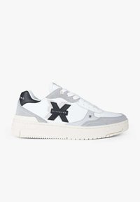 Sneaker bassa bianca e grigia con logo "X" nero sul lato e lacci bianchi, che mostra il profilo esterno sinistro e suola spessa e strutturata.