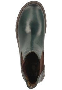 Zelená kožená kotníková bota s rounded toe, elastickými bočními panely a hnědými akcenty. Má texturovaný povrch a vnitřní značení.