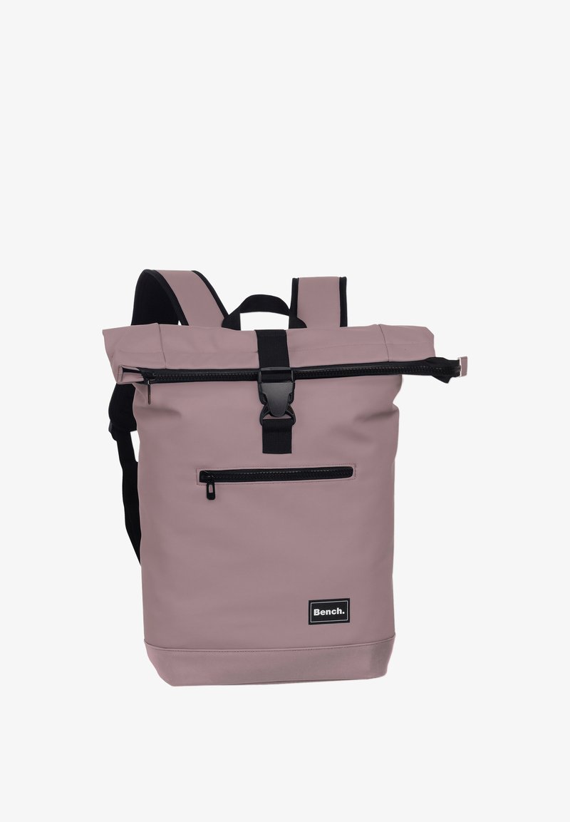 Roze rolltop rugzak gemaakt van duurzaam materiaal, voorzien van een zwarte rits, een voorknoopvak en verstelbare schouderbanden voor gemakkelijk vervoer.