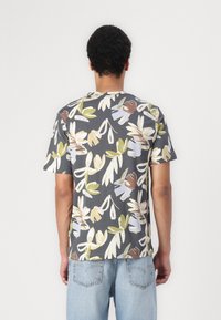 Tricou gri cu mânecă scurtă, cu un model floral ce include accente de verde, maro și albastru pal. Fit casual cu guler rotund.