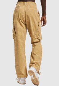 Karl Kani Cargohose - sand