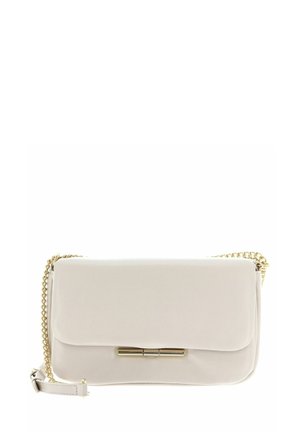 Sac à bandoulière en cuir blanc avec bandoulière chaîne dorée et fermoir horizontal doré sur le rabat avant.