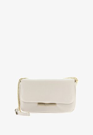 Sac à bandoulière en cuir blanc avec bandoulière chaîne dorée et fermoir horizontal doré sur le rabat avant.