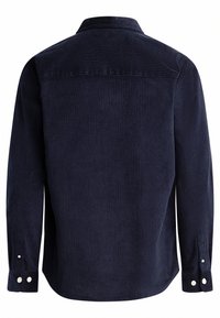 Marineblauwe corduroy shirt met een kraag, lange mouwen en witte knopen op de mouwen. Getextureerde stof met een gladde afwerking.
