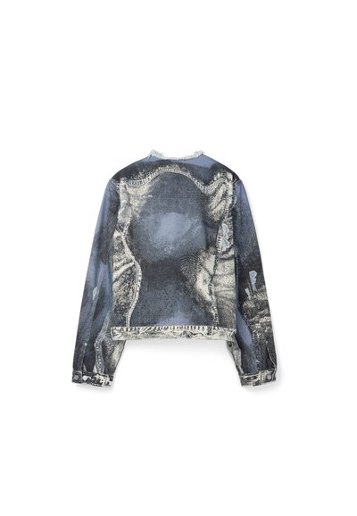 Veste en denim avec effet délavé acide en bleu foncé et blanc, vue de dos avec manches longues et poignets boutonnés.