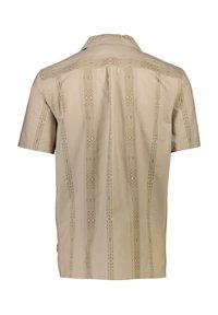 Korte mouwen, beige shirt met een subtiele patroon met verticale lijnen en geometrische motieven. Gemaakt van lichte stof.