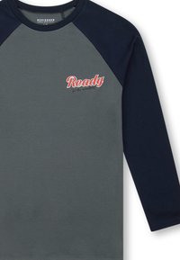 T-shirt à manches longues gris et marine avec un col rond, arborant un logo "Ready" en rouge, en coton doux, avec des manches raglan.