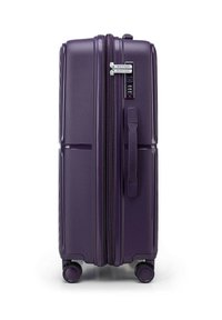 Valise rigide de couleur violet foncé avec des rainures verticales, double fermeture éclair, serrure à combinaison et quatre roues pour la mobilité.