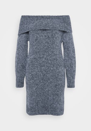 Megzta suknelė tamsiai pilkos spalvos, su iškirpte per pečius, ilgomis rankovėmis ir tekstūruota raštu visame audinyje.