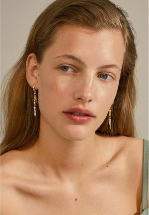 NIYA RECYCLED FRESHWATER PEARL EARRINGS GOLD-PLATED - Kolczyki