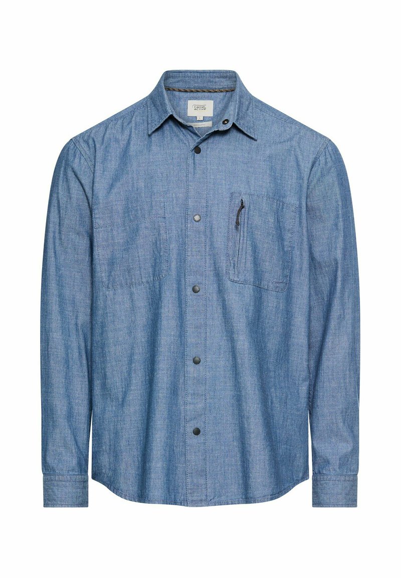 Długorękawowa niebieska koszula chambray z zapięciem na guziki, dwoma kieszeniami na piersi oraz małą kieszonką na zamek po prawej stronie.