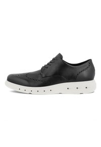 Scarpa in pelle nera con dettagli perforati, design con lacci e suola in gomma bianca con fori di ventilazione per la traspirabilità.