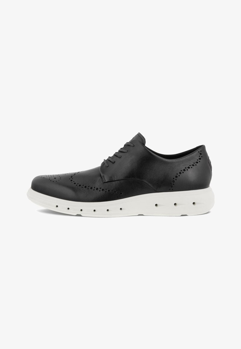 Scarpa in pelle nera con dettagli perforati, design con lacci e suola in gomma bianca con fori di ventilazione per la traspirabilità.