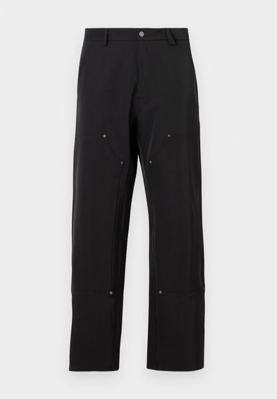 Czarne spodnie wykonane z miękkiego, elastycznego materiału. Do cech należy podwójna kieszeń z przodu, mosiężne akcenty oraz prosty krój nogawki.