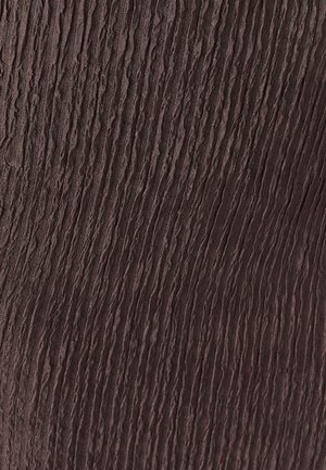 Textureret stof med et bølget design i mørkebrune nuancer. Overfladen har et krøllet udseende, hvilket viser en subtil glans og dybde.